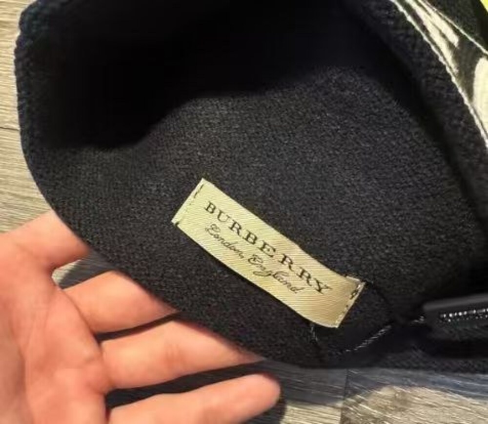 Burberry Logo Knit Beanie Black - Picture 4 of 4